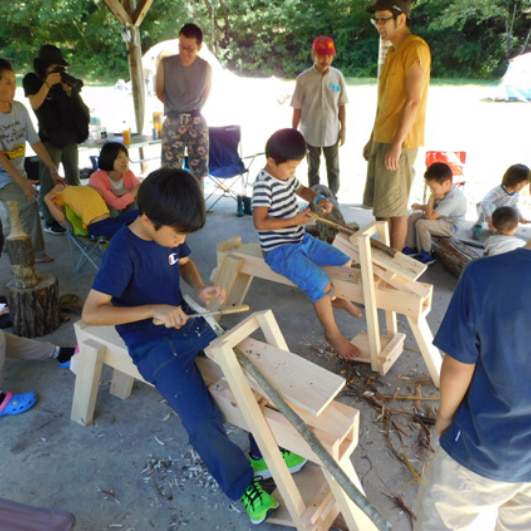 制作中の少年の写真