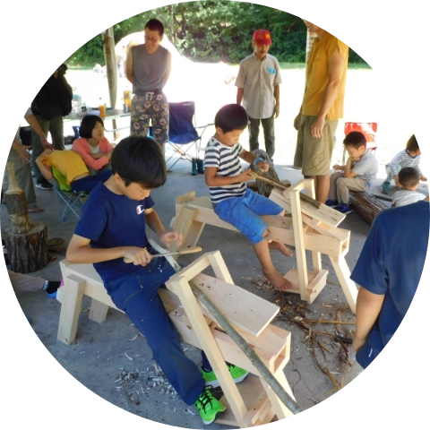 制作中の少年の写真