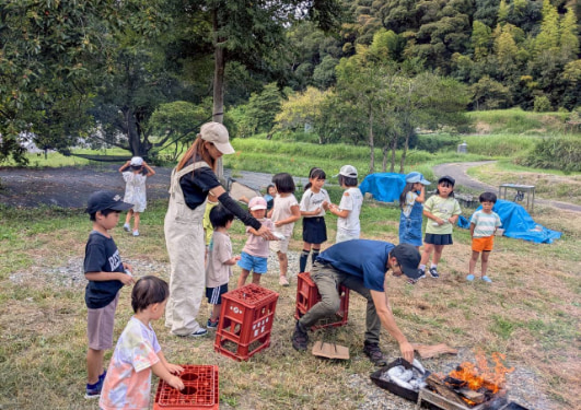 焚き火をみんなで楽しんでいる写真