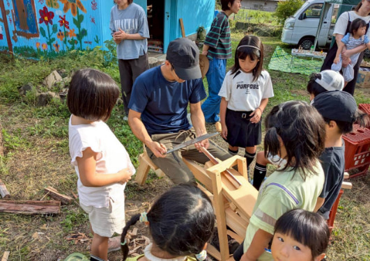 制作見本を見つめる子どもの写真