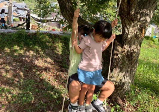 ブランコを楽しむ子どもの写真