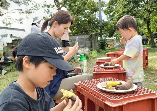 親子で食事をする写真